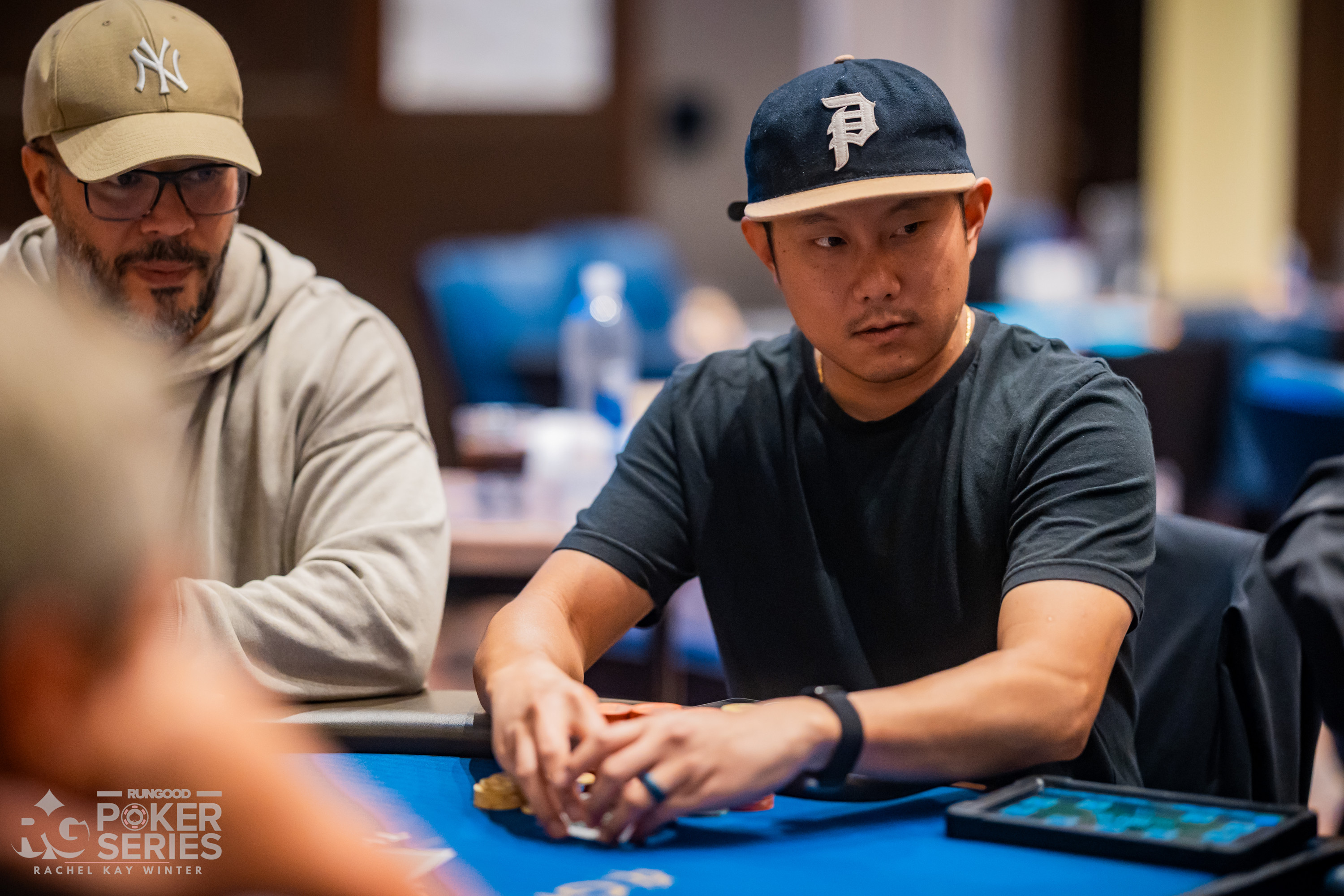 Xiong Thao 在 $400 PokerNews Cup 首日强势领跑，单日筹码占比近三成 - DG真人 - DG真人